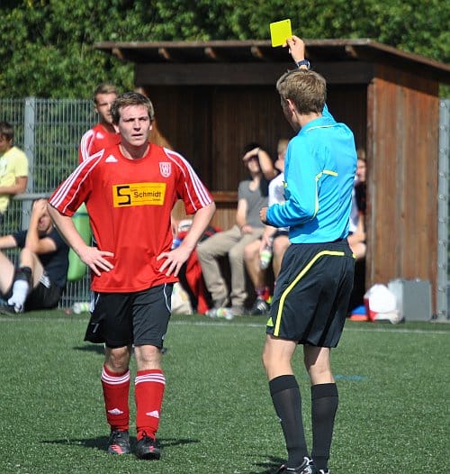 Schiedsrichter Marco Giese war zwischenzeitlich mit der Spielleitung überfordert. Für die Bezirksliga fehlte einfach noch ein wenig Erfahrung. Schiedsrichter Marco Giese war zwischenzeitlich mit der Spielleitung überfordert. Für die Bezirksliga fehlte einfach noch ein wenig Erfahrung.