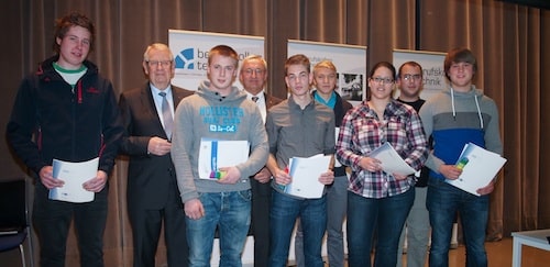 Foto: Jahrgangsbesten gemeinsam mit OStD Roland Geldsetzer und IHK-Präsident Klaus Th. Vetter