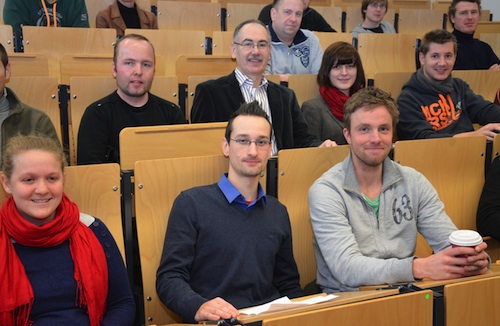 Foto: Studieren und lehren am Samstag: Jonas Fleischer (1. Reihe , 2.v.l.) mit seinen Kommilitonen und Dozenten Prof. Dr. Hardy Moock (2. Reihe, 3.v.l.)