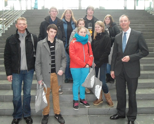 Foto: Dr. Matthias Heider zusammen mit den Jugendparlament Lennestadt im Paul-Löbe-Haus des Deutschen Bundestages