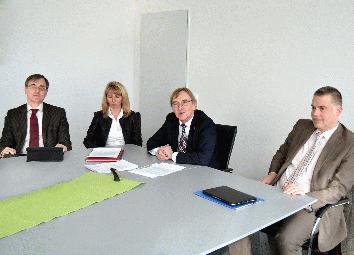 Berichteten im Rahmen eines Pressegespräches vom ersten “runden Tisch” zum Thema Erneuerbare Energien (v.l.): Dr. Klaus Weimer, Geschäftsführer der Stadtwerke Iserlohn, Ulrike Jostmann, städtische Klimaschutzbeauftragte, Bürgermeister Dr. Peter Paul Ahrens und Olaf Pestl, Leiter des Ressort Planen, Bauen, Umwelt- und Klimaschutz der Stadt Iserlohn.