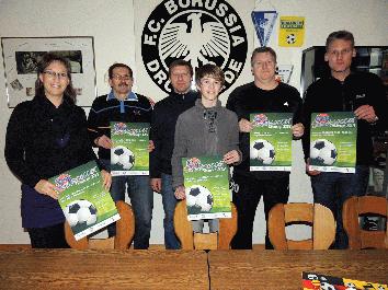 Laden alle Jugendlichen von zehn bis siebzehn Jahren herzlich ein zum "Ostercup 2013" (v.l.): Anja Kramp-Simon (städtisches Kinder- und Jugendbüro), Peter Klyscz (2. Vorsitzende FC Borussia Dröschede 1911 e.V.), Johann Schott (Schiedsrichter/ Spielbeobachter), Jona Böhme (Kinder- und Jugendrat), Markus Hesse (ehrenamtlicher Helfer - Turnierleitung) und Jörg Simon (Mobile Jugendarbeit der Stadt Iserlohn - Streetwork).