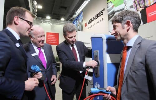 Foto: Christopher Mennekes (Geschäftsführender Gesellschafter), EU-Energiekommissar Günther Oettinger, Walter Mennekes (Geschäftsführender Gesellschafter) und Volker Lazzaro (Geschäftsführer Technik und Innovation) 