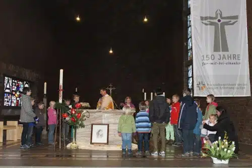 Alle Kinder durften gemeinsam das Vater unser am Altar beten