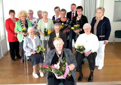 Foto: Zahlreiche Frauen wurden im Rahmen des Jahresfestes des DRK-Frauenvereins Neunkirchen-Altenseelbach-Struthütten für langjäh-rige Mitgliedschaft geehrt.