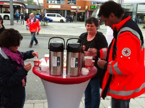 Foto: DRK-Mitarbeiter Andreas Keßler beim Ausschenken des Kaffees.