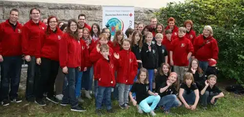 Die anwesenden Jugendrotkreuzler freuten sich riesig nach der Übergabe der neuen Fleece Jacken und Polo-T-Shirts im  Henry-Dunant-Haus des Kreisverbandes Siegen-Wittgenstein     Foto: DRK-Kreisverband Siegen-Wittgenstein e.V. 