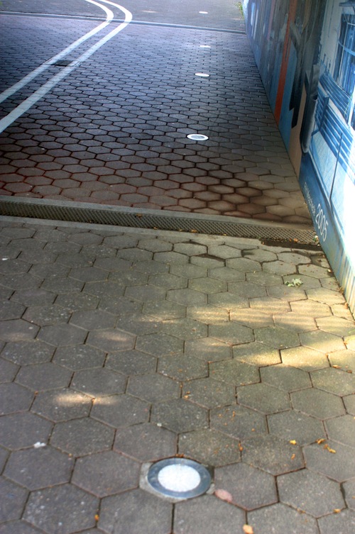 Zerstörungen in der Unterführung: Bislang unbekannte Täter haben dort am Wochenende die Bodenlampen beschädigt. Die Stadt Meschede hat eine Belohnung auf sachdienliche Hinweise ausgesetzt. Foto: Stadt Meschede