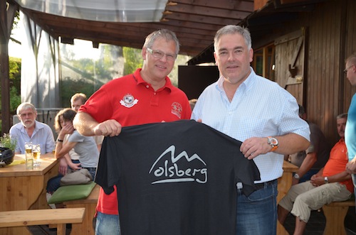 Willkommensgeschenk: Bürgermeister Wolfgang Fischer (re.) überreichte seinem frischgeba-ckenen Jöhstädter Amtskollegen Olaf Oettel ein Olsberg-T-Shirt. Foto: Stadt Olsberg