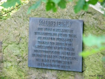 Gedenktafel auf dem Waldfriedhof .