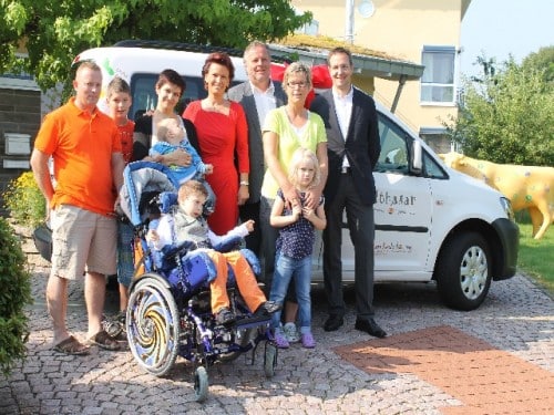 über das neue Auto freuen sich: v.l.Familie Kerber mit ihren Söhnen Nico, Leon und Elias, Margit Tönnies, Rüdiger Barth, Ines Debinski mit Tochter Anna und Peter Lüdorf (Fotos:Andrea Schreiber)