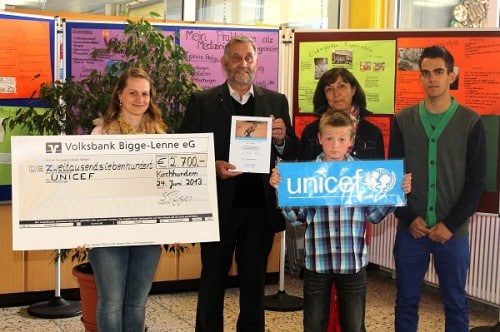 v.l.Lehrerin Daniela Vomhof, Kornelius Nelles (UNICEF), Schulleiterin Sabine Tigges, schnellster Schüler Tim Oberste, Schülerspreche Miguel Gomes