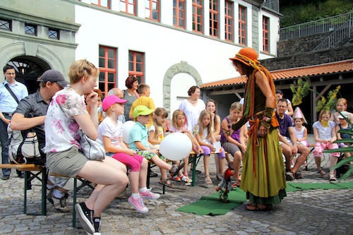 Puppenspiel und Märchenhaftes wurde am Deutschen Drahtmuseum geboten. Foto: piffikus/Märkischer Kreis