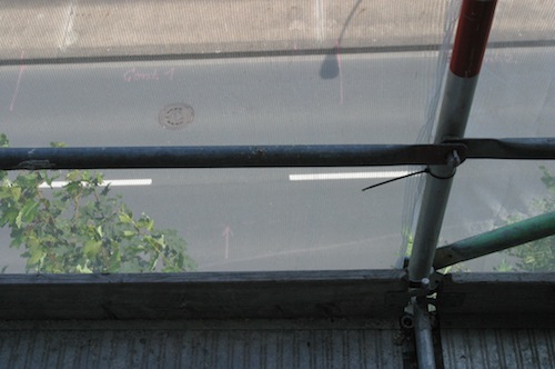Der Steilhang direkt an der Straße und der Bahntrasse macht besondere Sicherungsmaßnahmen notwendig. Foto: Erkens/Märkischer Kreis