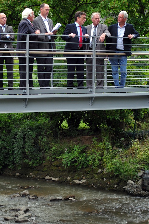 Beeindruckt vom Hennepark: Minister Michael Groschek (3.v.re.) im Gespräch mit (v.re.) Projektleiter Michael Klauke, stv. Bürgermeister Willi Raulf, Stadtplaner Klaus Wahle und stv. Landrat Rudolf Heinemann. Foto: Stadt Meschede