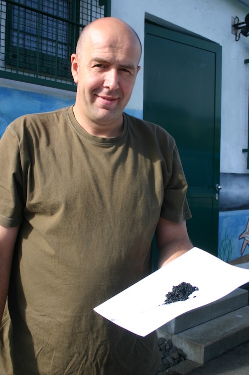 Vorarbeiter Ralf Wegener zeigt im Wasserwerk Mengesohl Aktivkohle. 18 Tonnen dieser kleinen schwarzen Krümel filtern in jedem der beiden großen Filter das Trinkwasser. Foto: HSW