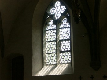 Fenster in der Kreuzkapelle der Klosterkirche St. Petri zu Oelinghausen.
