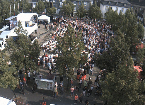 Webcam mit Blick auf den Marktplatz Olpe. Zahlreiche Besucher warten schon auf die Bundeskanzlerin Angela Merkel.