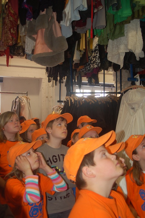 Erstaunlich: Dass der Fundus des Theaters Hagen mehr als 160.000 Bekleidungsstücke vorhält, hätten die Hemeraner Kulturstrolche nicht gedacht (Quelle: Stadt Hemer).