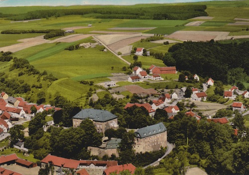 Die kolorierte Postkarte zeigt den Ort sowie das Schloss Canstein in den 1960er Jahren (Quelle: Marsberger Geschichten - Schlüssel zur Vergangenheit e.V.).