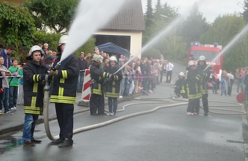 „Wasser marsch“ aus allen Rohren mit Unterstützung aus dem Publikum (Quelle: Freiwillige Feuerwehr der Stadt Arnsberg).