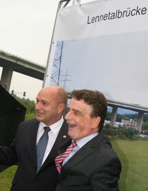 Staatssekretär Rainer Bomba (li.) und NRW-Verkehrsminsiter Michael Groschek enthüllten die Tafel für den Brückenneubau (Foto: Rüdiger Kahlke).