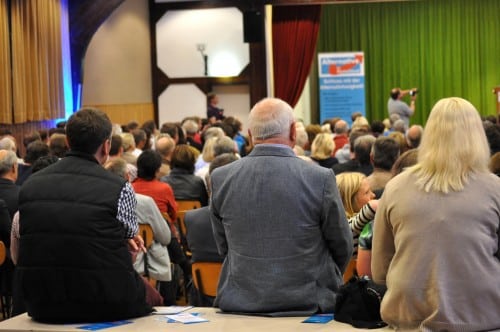 Eine volle Dorfgemeinschaftshalle in Oberveischede - Foto: Johanna Behrendt