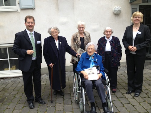 Vier der sechs Kronjuwelen-Konfirmandinnen (75 Jahre konfirmiert) stellten sich zum Foto mit dem Pfarrehepaar Dr. Dietmar Kehlbreier (l.) und Merle Vokkert (r.), v.l.: Gerda Foerste, Gisela Zoebe, Käthe Tischhäuser, Edith Vogtland (Quelle: Ev. Kirchengemeinde Altena).