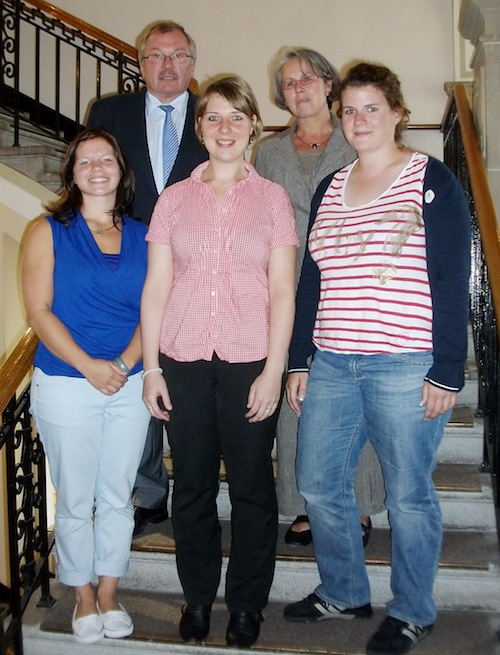 Die neuen Grundschullehrerinnen (von links): Marie-Sophie Nolting, Daniela Franck und Sandra Grimm. Dahinter Landrat Beckehoff und Elisabeth Hein-Schmidt (Foto: Kreis Olpe).