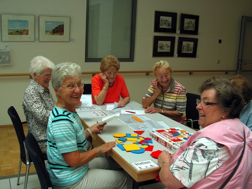 Die geistige Fitness zu trainieren macht Spaß, wie diese Runde fröhlicher Seniorinnen beweist (Quelle: Stadt Iserlohn).