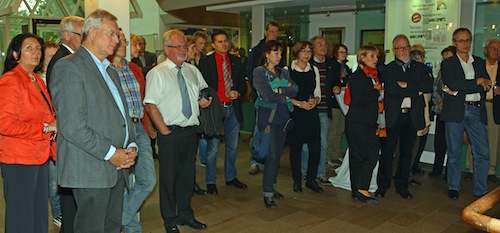 Gespannt verfolgten die Besucher den Berichterstattungen zum Wahlverlauf. Foto: Franca Großevollmer/Kreis Soest