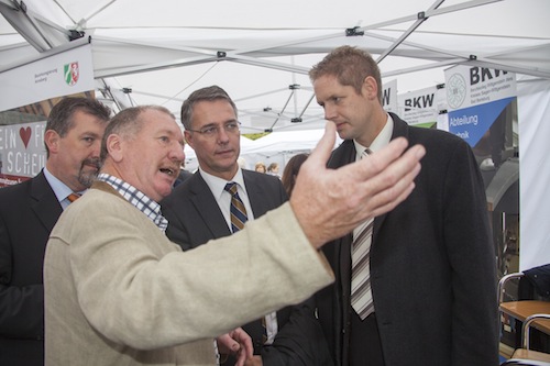 Staatssekretär Gunther Adler nahm sich viel Zeit, um sich an den Ständen über die aktuellen Entwicklungen der Regionale-Projekte zu informieren (Foto: Südwestfalen Agentur).