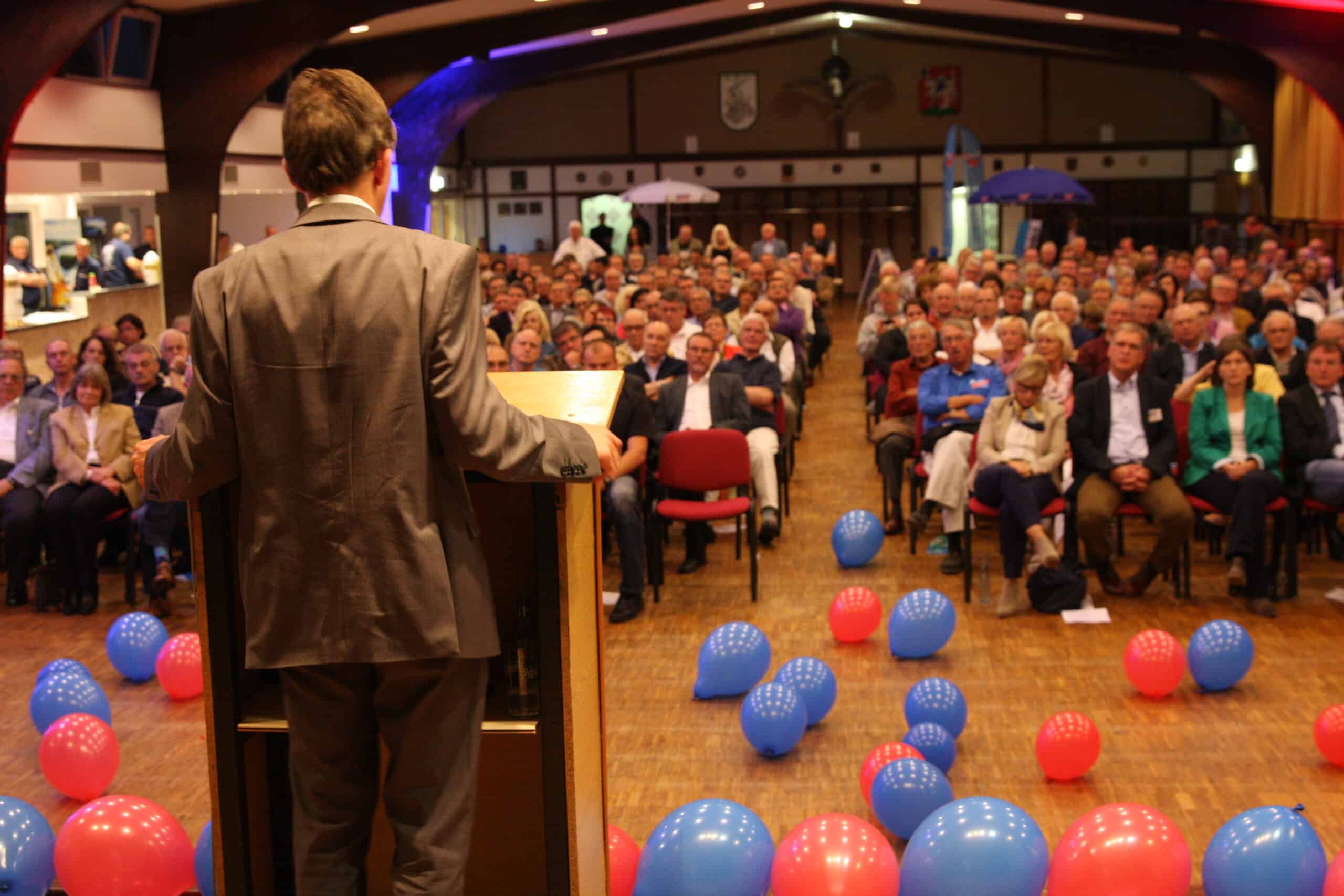 Bernd Lucke von der Partei Alternative für Deutschland in Olpe-Oberveischede. Foto: Sven Hupertz