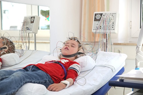 Ein junger Patient beim „EEG“, der Gehirnstrommessung als Diagnostik (Quelle: DRK-Kinderklinik Siegen gGmbH).