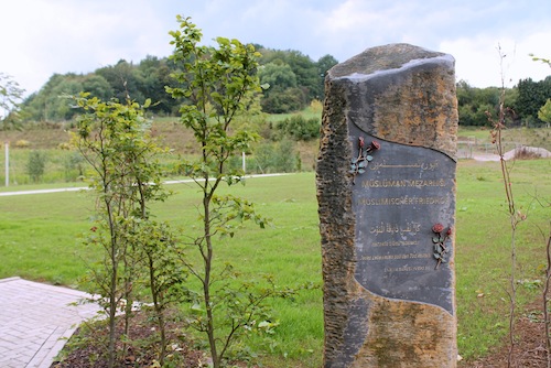 Ein Schmuckstein mit arabischer, türkischer und deutscher Inschrift ziert den Eingangsbereich des neuen muslimischen Friedhofsteils, der am 1. Oktober 2013 im Rahmen einer kleinen Feierstunde seiner Bestimmung übergeben wird (Quelle: Hansestadt Attendorn).