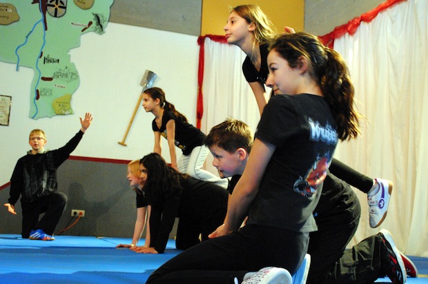 Mit einem bunten Programm aus Musik, Erinnerungen, Akrobatik und persönlichen Erinnerungen verabschiedeten sich die Schülerinnen und Schüler von „ihrem“ Schulleiter Toni Franken (Foto: Gemeinde Bestwig).