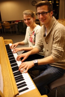 Die beiden FSJ-ler der Musikschule Hochsauerlandkreis am Klavier: Carolin Tigges und Leon Jaekel (Foto: Musikschule HSK).