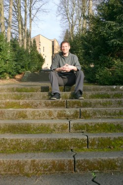 Pater Abraham auf der „Stadttreppe“, die hinauf zum Klosterberg führt (Foto: Stadt Meschede).