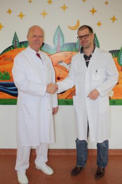 In seiner Funktion als ärztlicher Direktor heißt Prof. Dr. Rainer Burghard (l.) Dr. André Hörning, den neuen Pädiatrischen Gastroenterologen und Hepatologen als Oberarzt an der DRK-Kinderklinik Siegen, herzlich auf dem Wellersberg willkommen (Foto: DRK-Kinderklinik Siegen gGmbH).