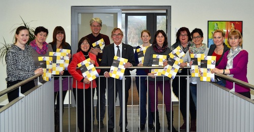 Bürgermeister Dr. Peter Paul Ahrens und VHS-Leiterin Lieselotte Berthold (vorne, Mitte) stellten gemeinsam mit dem VHS-Team das Programm für das Frühjahrssemester 2014 vor (Foto: Stadt Iserlohn).