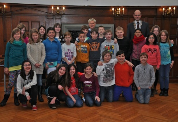 Im Rathaussaal traf die Klasse 5c der Drost-Rose-Realschule auf Bürgermeister Christof Sommer (Foto: Stadt Lippstadt).
