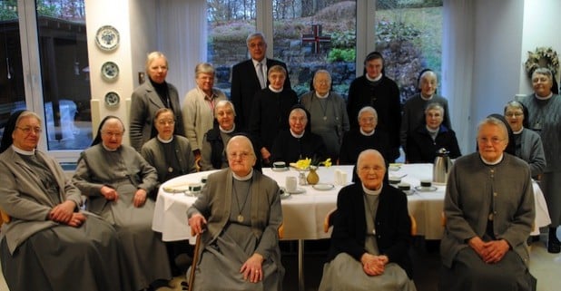 Im Rahmen eines gemeinsamen Kaffeetrinkens sagte Bürgermeister Uli Hess den Clemensschwestern im Euthymia-Haus ein Dankeschön für ihr Wirken in Meschede (Foto: Stadt Meschede).