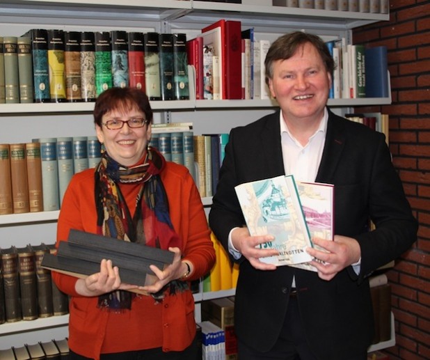 Stadtarchivarin Evelyn Richter und der Paderborner Historiker Dr. Detlef Grothmann (Foto: Stadt Geseke)