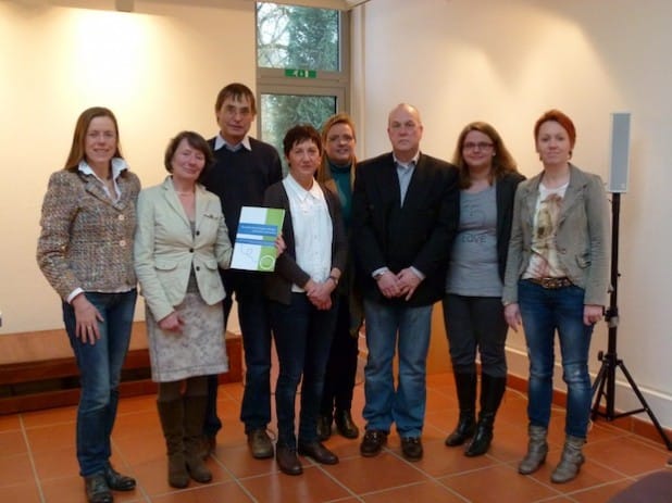 Der Regionale Aktionskreis gegen Häusliche Gewalt (v.l.): Gabriele Kersting (Frauenberatungsstelle Meschede), Ursula Plenge (Frauenhaus Arnsberg), Michael Kramer (Caritas-Beratungsstelle Meschede für Eltern, Kinder und Jugendliche), Referentin Gisela Braun (AJS Köln), Karin Schüttler-Schmies (Gleichstellungsbeauftragte des Hochsauerlandkreises), Manfred Oehm (Opferschutzbeauftragter der Kreispolizeibehörde HSK), Mirjam Schlüter und Anja Burg (Kinderschutzfachkräfte des Hochsauerlandkreises) - Foto: Pressestelle Hochsauerlandkreis.