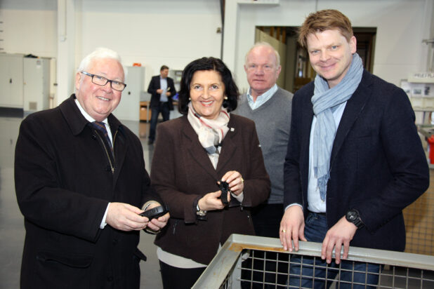 Mathias Hunold (rechts) erläuterte Landrätin Eva Irrgang und Bürgermeister Franz Holtgrewe die Produkte der Hunold + Knoop Kunststofftechnik GmbH. Das Geseker Unternehmen produziert unter anderem Achsen und Wellen für Geldautomaten (Foto: Paul Knierbein/Kreis Soest).