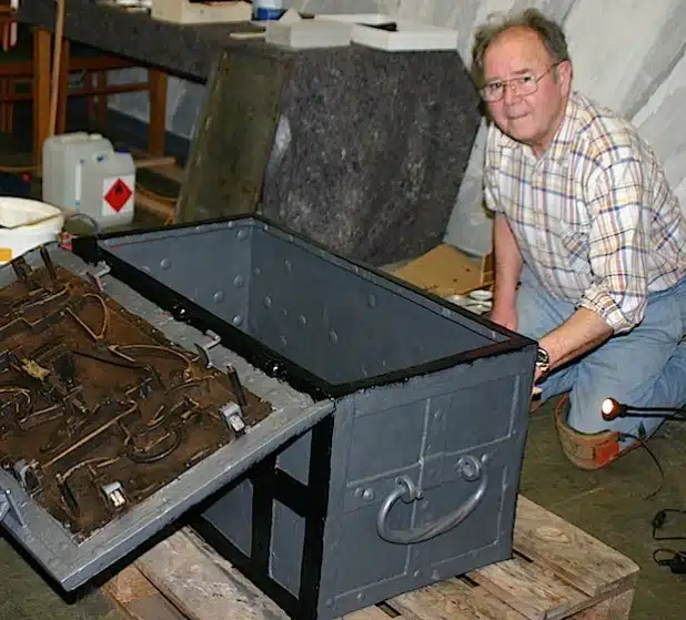Karl Stehling vom Förderverein verpasst der Geldkiste einen neuen Anstrich (Foto: Gemeinde Bestwig).