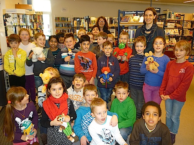 Zweitklässler der Mariengrundschule Meschede erkundeten die Mescheder Stadtbücherei (Foto: Stadt Meschede).