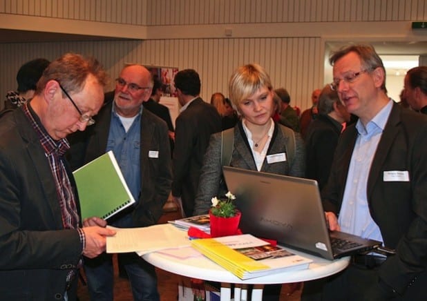 Fast 400 Teilnehmer zeigten großes Interesse an den Ergebnissen der Kulturentwicklungsplanung. Wolfgang Streblow (r.), Fachdienstleiter Kultur und Weiterbildung, erläuterte Vertretern verschiedener Kommunen die Arbeit in Lippstadt (Foto: Stadt Lippstadt).