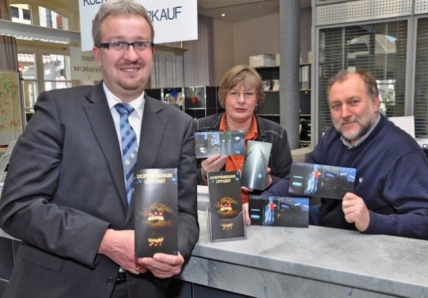 Dirk Rabe (Sparkasse Lippstadt), Christa Niedner (Stadtinformation im Rathaus) und Josef Wittrock (Fachdienst Kultur und Weiterbildung der Stadt Lippstadt) präsentieren den neuen Flyer zur Lichtpromenade (Foto: Stadt Lippstadt).