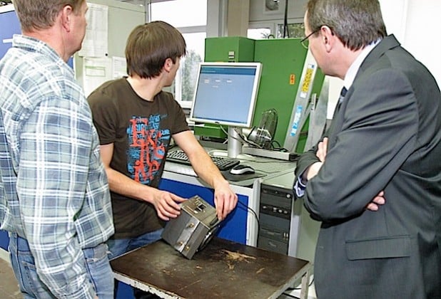 Mit einem Lesegerät wird der Transponder ausgelesen (Foto: Erkens/Märkischer Kreis).